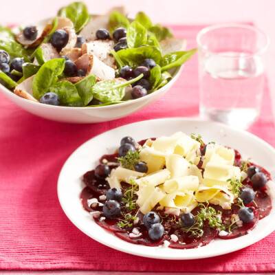 Bietencarpaccio met blauwe bessen en boerenkaas